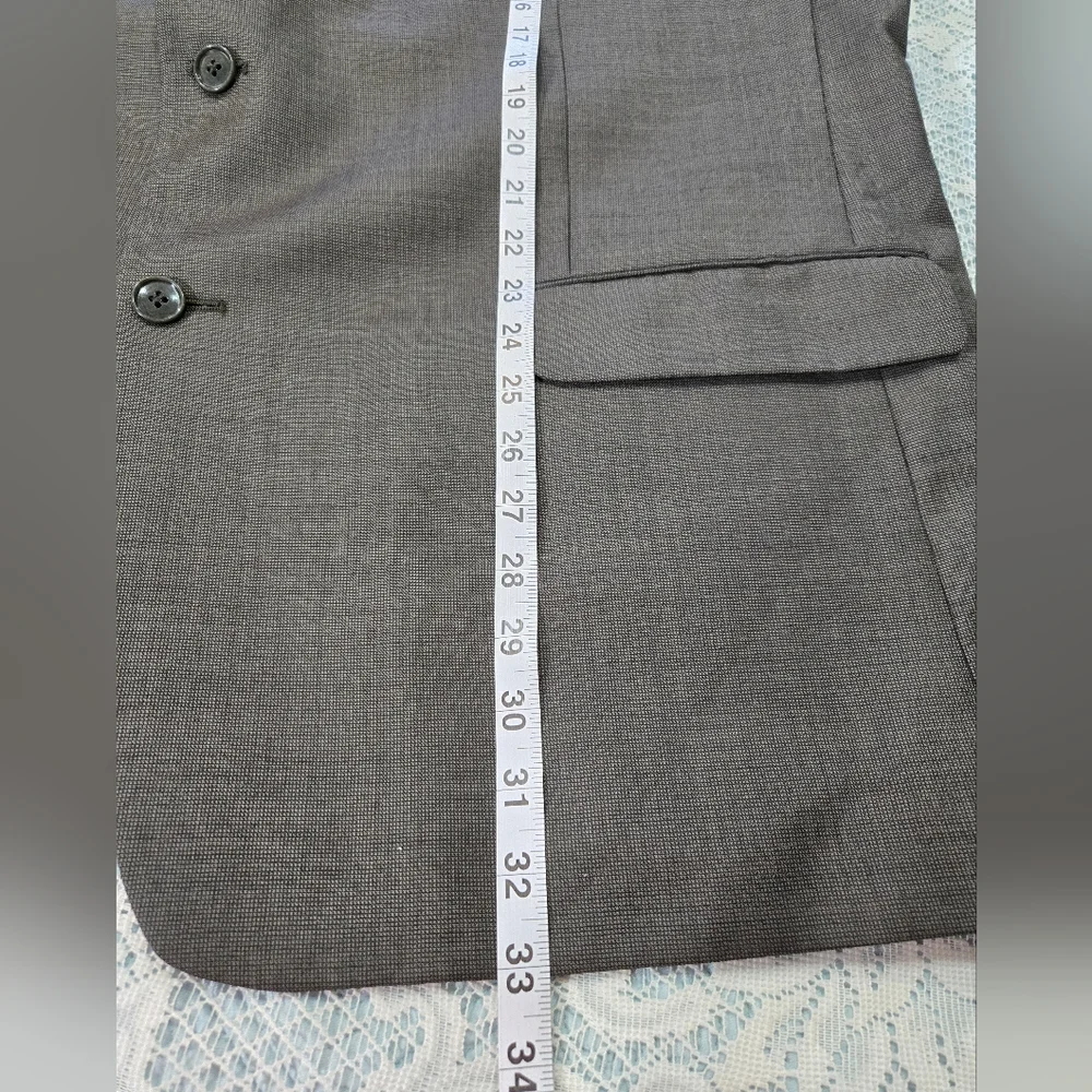 Roger's Aristocrat 86% Wool Vintage Men Blazer.  Measurements are in Pictures.